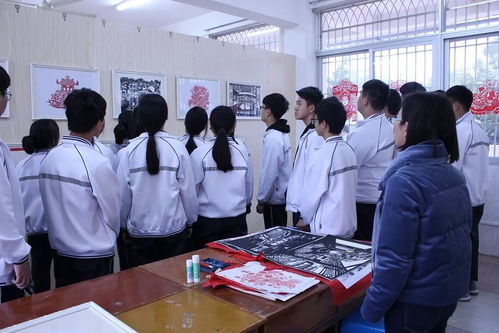 感受傳統文化魅力 漳州一職校組織學生參觀創意剪紙作品展
